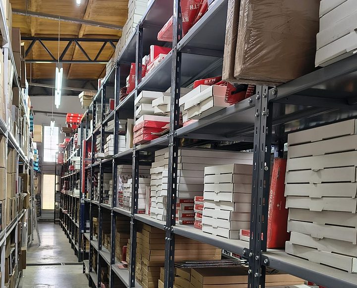 Pasillo con repuestos de primeras marcas